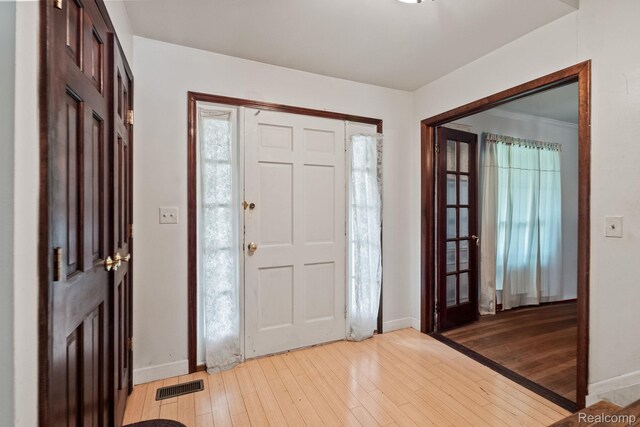 4603 Hedgewood, Bloomfield Hills, MI 48301 - entrance foyer featuring light wood-type flooring and baseboards