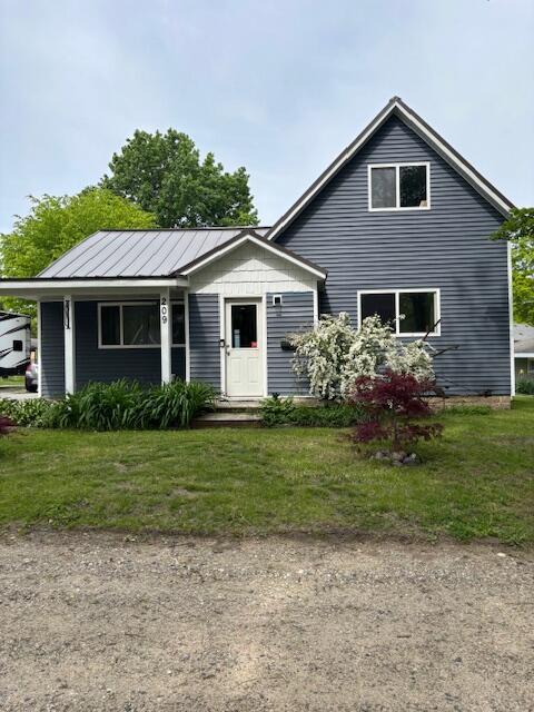 209 S Lake Ave, Fremont, MI 49412 - bungalow-style home featuring a front yard