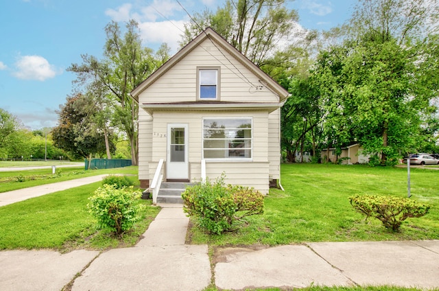 157 E Mansion St, Jackson, MI 49203 - bungalow-style house featuring entry steps and a front lawn