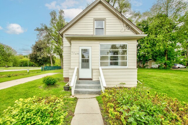 157 E Mansion St, Jackson, MI 49203 - bungalow featuring a front yard