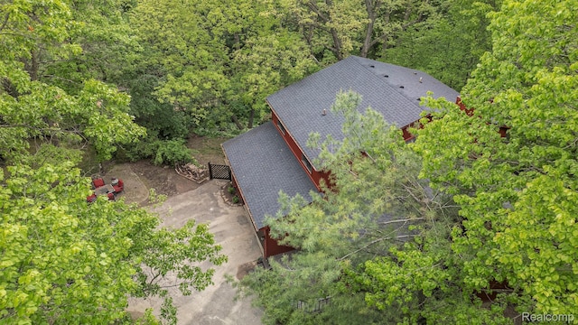 1295 Kern Rd, Oakland, MI 48363 - aerial view of property and surrounding area featuring a heavily wooded area