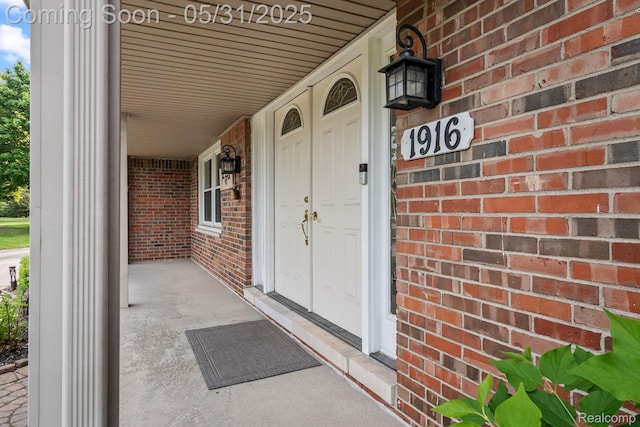 1916 Squirrel Valley Dr, Bloomfield Hills, MI 48304 - doorway to property featuring brick siding and a porch