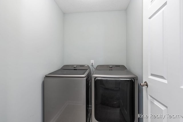 4335 Norway St, Holt, MI 48842 - laundry area with washer and clothes dryer and a textured ceiling