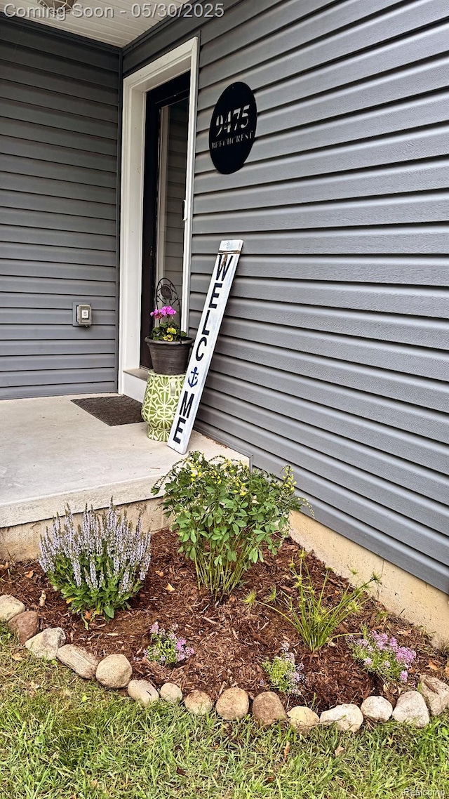 9475 Beechcrest Dr, White Lake, MI 48386 - view of property entrance