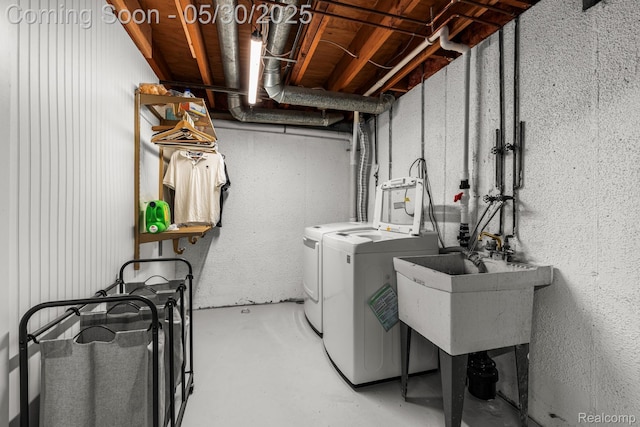 50820 Marsha Ln, New Baltimore, MI 48047 - laundry room featuring washing machine and dryer