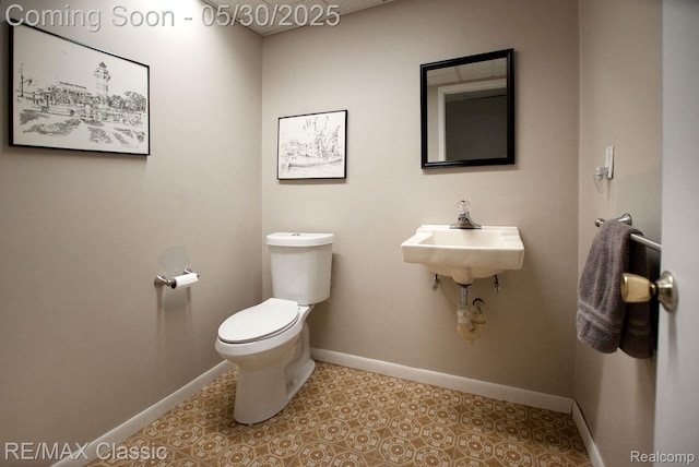 44500 Louvert Ct, Novi, MI 48375 - half bath with toilet, baseboards, and a sink