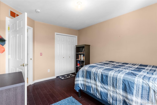 6241 Sapphire Ct, Grand Blanc, MI 48439 - bedroom featuring wood finished floors, baseboards, and a closet