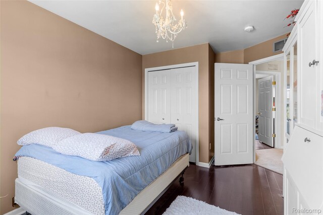 6241 Sapphire Ct, Grand Blanc, MI 48439 - bedroom with dark wood-style flooring, a closet, a chandelier, and baseboards