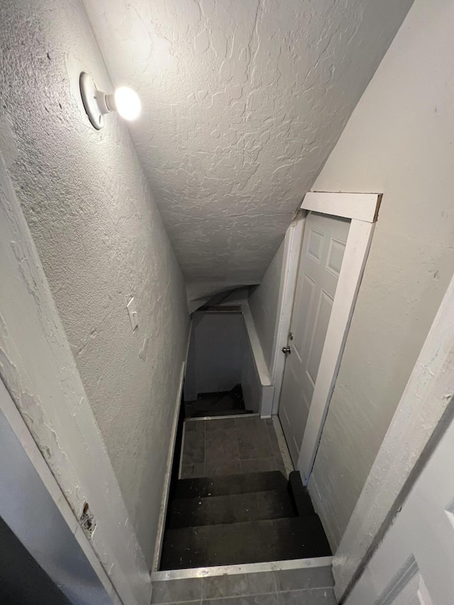 1008 S Holmes St, Lansing, MI 48912 - staircase featuring a textured wall