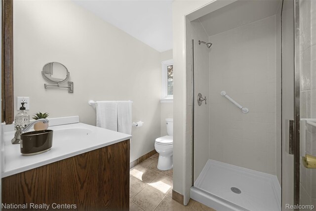 892 Hemlock Ct, Rochester, MI 48307 - full bath featuring vanity, a tile shower, toilet, and tile patterned floors