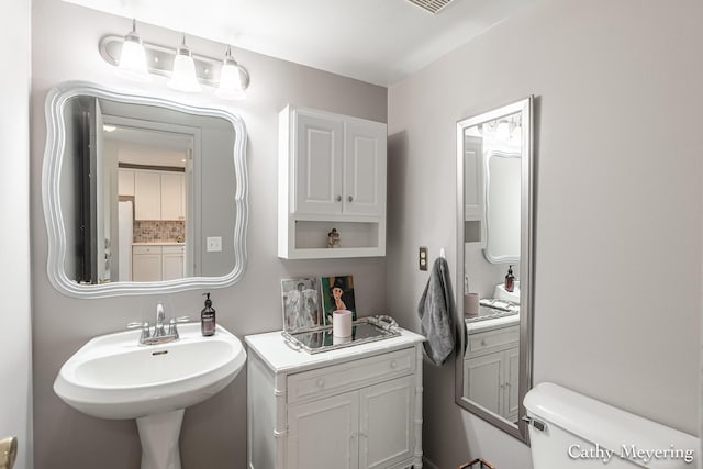 6387 Wainscot Dr SE Unit 102, Grand Rapids, MI 49546 - bathroom with toilet