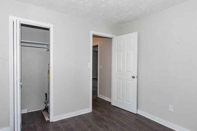 1226 Shakespeare Ave, Kalamazoo, MI 49001 - unfurnished bedroom featuring dark wood-type flooring, a closet, a textured ceiling, and baseboards