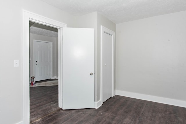 1226 Shakespeare Ave, Kalamazoo, MI 49001 - unfurnished room with dark wood-style floors, baseboards, and a textured ceiling