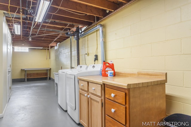 1272 Den Hertog St SW, Wyoming, MI 49509 - washroom featuring washer and clothes dryer