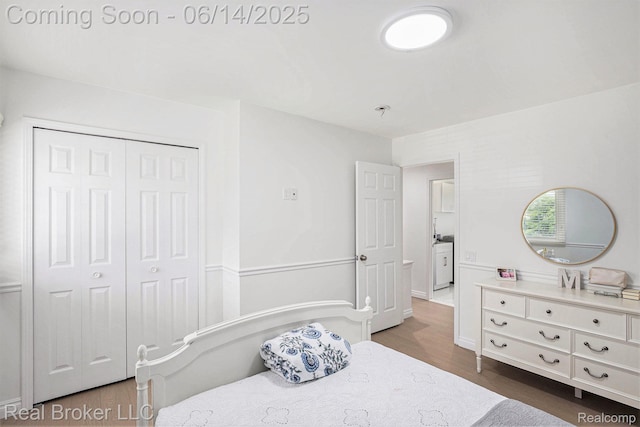 5582 Greenbriar Dr, West Bloomfield, MI 48322 - bedroom featuring dark wood-style floors, a closet, and baseboards