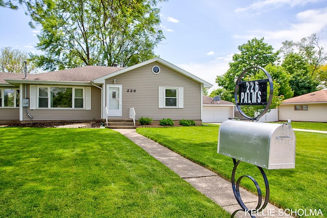 226 Palms St SW, Grand Rapids, MI 49548 - ranch-style house with a front yard and roof with shingles
