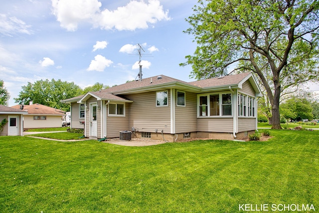 226 Palms St SW, Grand Rapids, MI 49548 - rear view of property featuring a yard