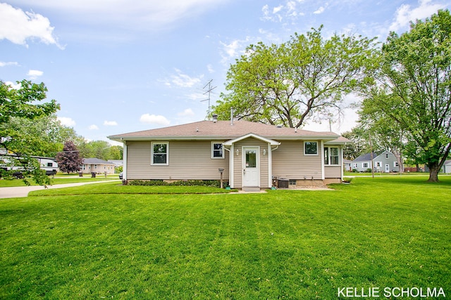 226 Palms St SW, Grand Rapids, MI 49548 - view of front facade featuring a front yard and crawl space