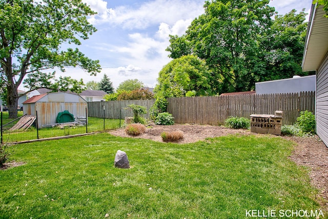 226 Palms St SW, Grand Rapids, MI 49548 - view of yard featuring an outbuilding