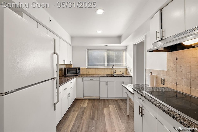 4041 W Maple Rd Apt 204, Bloomfield Hills, MI 48301 - kitchen featuring white appliances, tasteful backsplash, a sink, wood finished floors, and recessed lighting