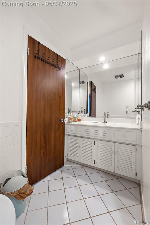 4041 W Maple Rd Apt 204, Bloomfield Hills, MI 48301 - bathroom with double vanity and toilet