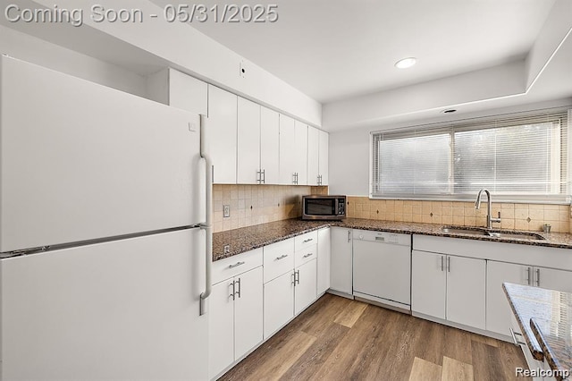 4041 W Maple Rd Apt 204, Bloomfield Hills, MI 48301 - kitchen featuring white appliances, a sink, tasteful backsplash, white cabinets, and dark stone countertops