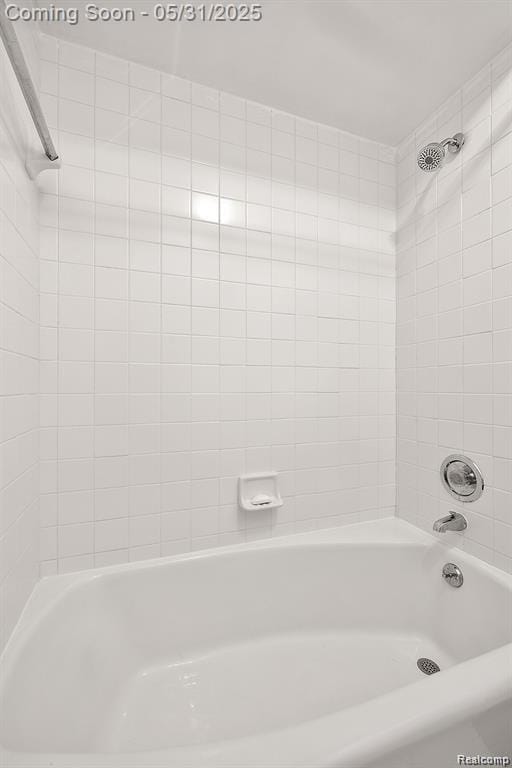 4041 W Maple Rd Apt 204, Bloomfield Hills, MI 48301 - full bathroom with washtub / shower combination