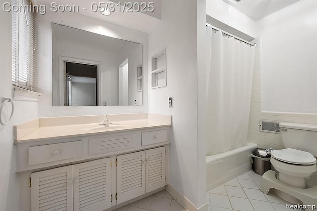 4041 W Maple Rd Apt 204, Bloomfield Hills, MI 48301 - full bath with toilet, tile patterned floors, vanity, and shower / bathtub combination with curtain