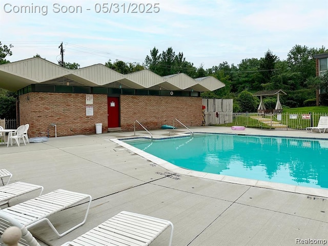 4041 W Maple Rd Apt 204, Bloomfield Hills, MI 48301 - community pool with a patio