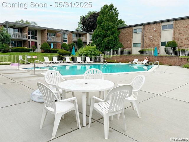 4041 W Maple Rd Apt 204, Bloomfield Hills, MI 48301 - community pool with a patio