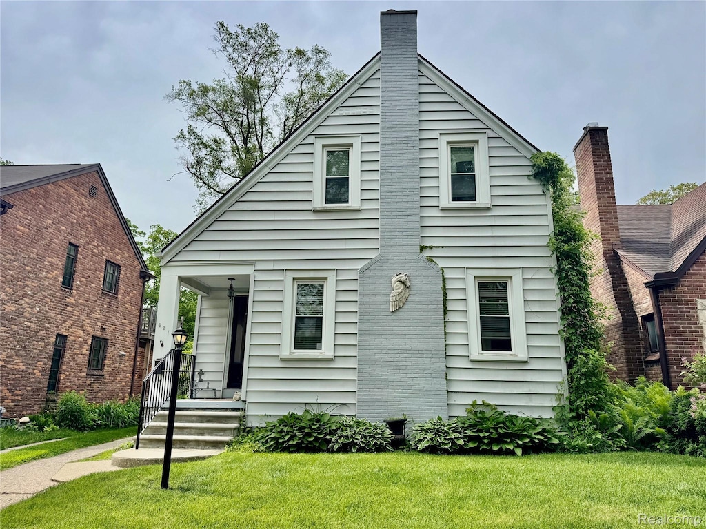 621 W Cambourne St, Ferndale, MI 48220 - view of front facade featuring a front lawn and a chimney