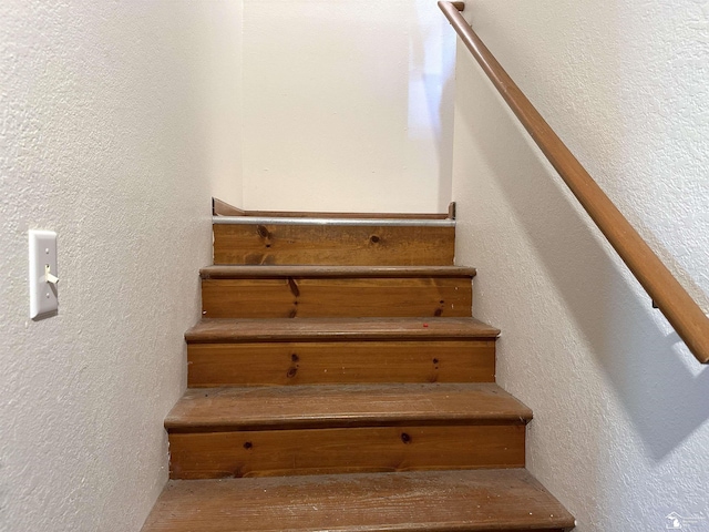 6757 Lockmill Rd, Temperance, MI 48182 - stairway featuring a textured wall