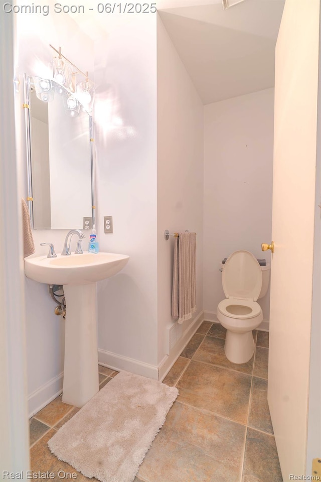 39888 Brylor, Clinton Township, MI 48038 - bathroom with toilet, baseboards, a sink, and stone finish flooring
