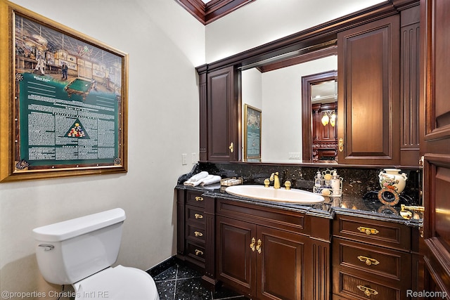 975 Sunningdale Dr, Bloomfield Hills, MI 48302 - bathroom featuring vanity, toilet, baseboards, and decorative backsplash