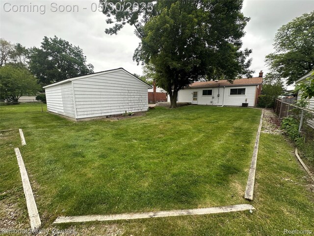 35951 Dover St, Livonia, MI 48150 - view of yard