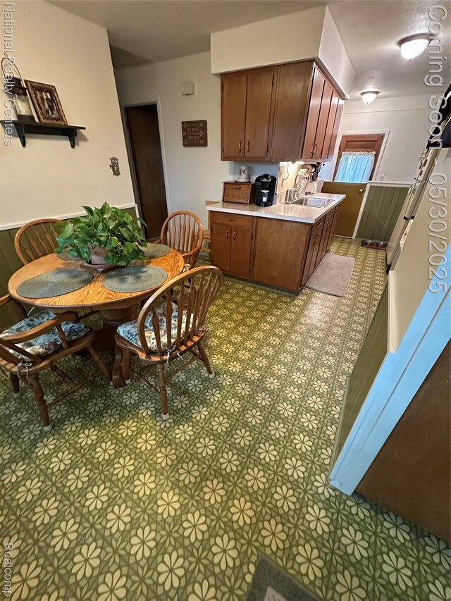 35951 Dover St, Livonia, MI 48150 - kitchen featuring light countertops and a sink