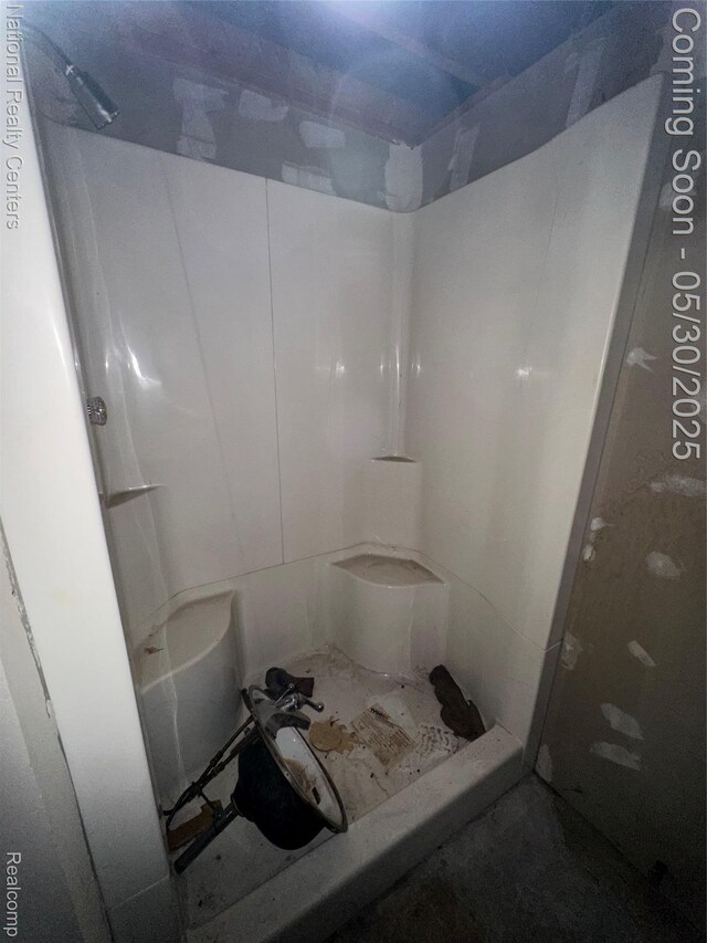 35951 Dover St, Livonia, MI 48150 - full bathroom with a shower