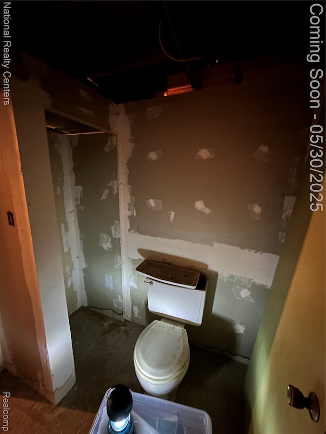 35951 Dover St, Livonia, MI 48150 - bathroom with toilet
