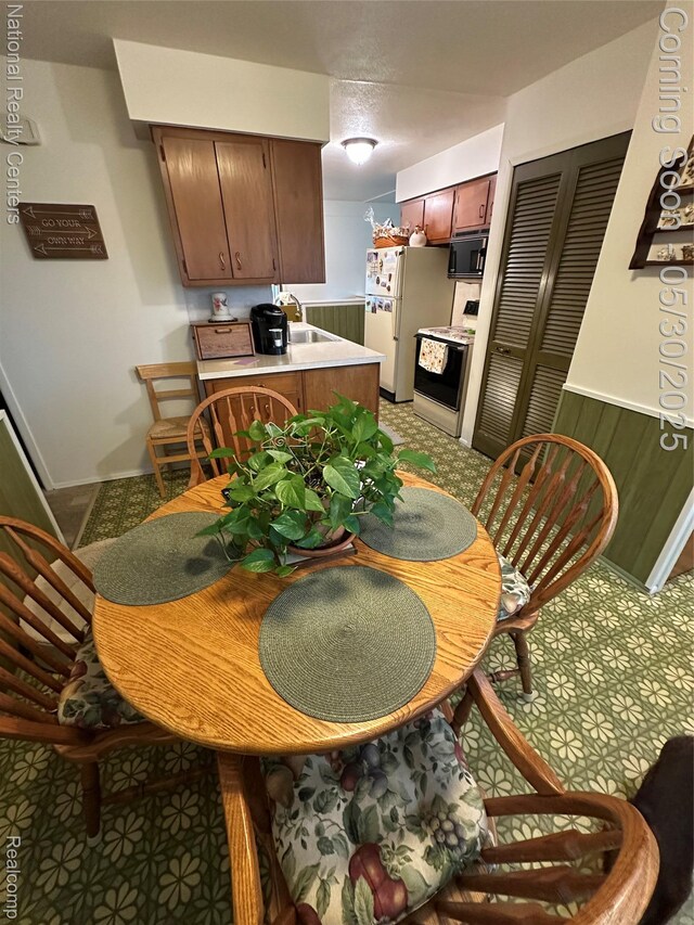 35951 Dover St, Livonia, MI 48150 - dining space with baseboards