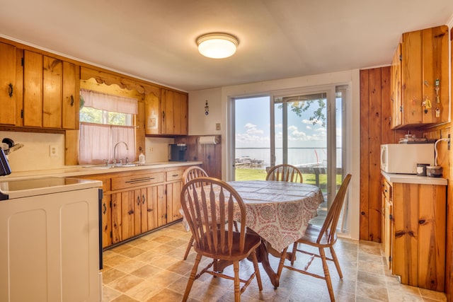 6132 W Houghton Lake Dr, Houghton Lake, MI 48629 - dining area with a water view