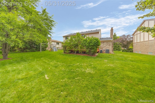 2753 Powderhorn Ridge Rd, Rochester Hills, MI 48309 - view of green lawn with central AC unit