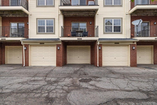 3070 Camden Dr, Troy, MI 48084 - view of garage