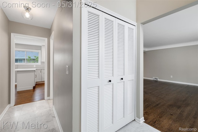 1607 Yorktown St, Grosse Pointe Farms, MI 48236 - hallway featuring baseboards and light wood finished floors