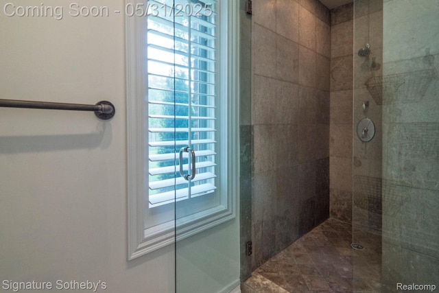 3171 E Breckenridge Ln, Bloomfield Hills, MI 48301 - bathroom with tiled shower and plenty of natural light