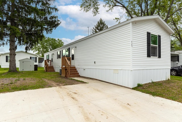 425 Crestwood Dr, Dimondale, MI 48821 - view of front of property with a front yard