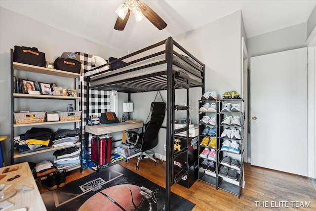 4542 Pinehurst Ave SW, Grand Rapids, MI 49548 - bedroom featuring wood finished floors and an office area