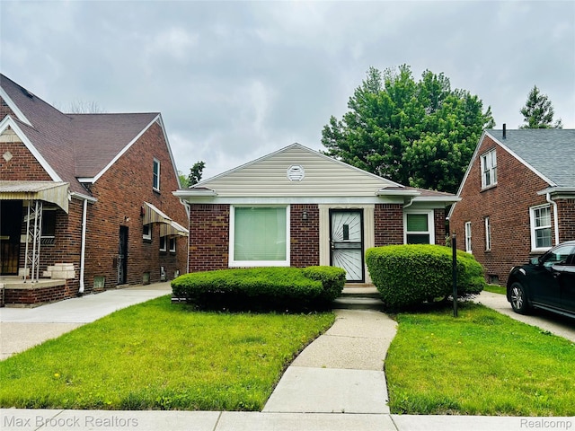 20236 Spencer St, Detroit, MI 48234 - bungalow with a front yard and brick siding