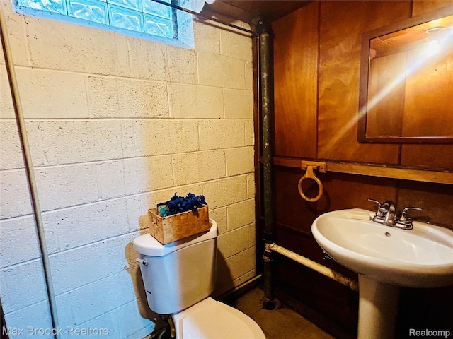 20236 Spencer St, Detroit, MI 48234 - bathroom featuring toilet and concrete block wall