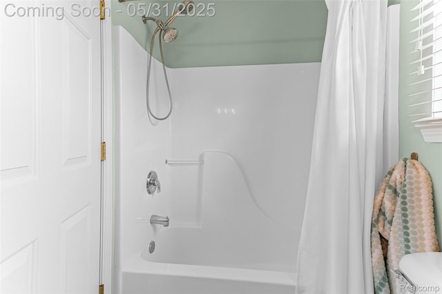 21106 Collingham Ave, Farmington Hills, MI 48336 - full bath featuring shower / bath combo with shower curtain and toilet