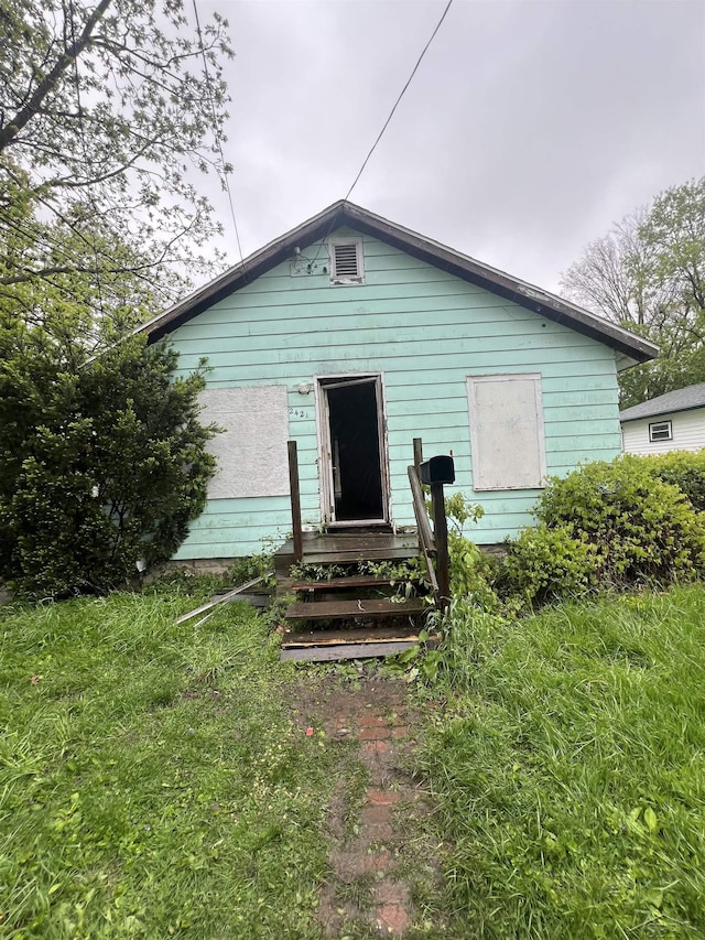2421 Collngwood Ave, Saginaw, MI 48601 - back of property featuring entry steps